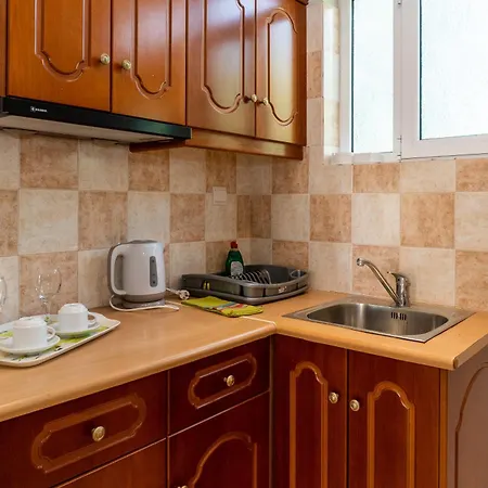 شقة Mentikas